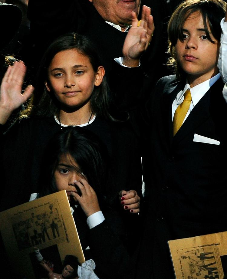 Michael Jacksons børn, Paris, Prince og 'Blanket' ses her ved mindehøjtideligheden for deres far i sidste uge. Arkivfoto. 