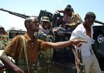 Soldater fra Somalias overgangsregering under kampene mod de muslimske oprørere al-Shabab i Mogadishu i går. For første gang nogensinde, har styrker fra den Afrikanske Union deltaget direkte i kamphandlinger på regeringens side. 