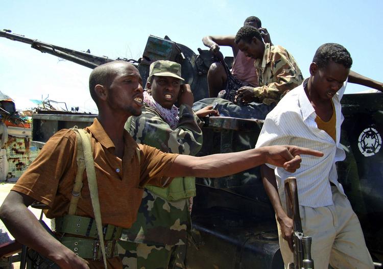 Soldater fra Somalias overgangsregering under kampene mod de muslimske oprørere al-Shabab i Mogadishu i går. For første gang nogensinde, har styrker fra den Afrikanske Union deltaget direkte i kamphandlinger på regeringens side. 