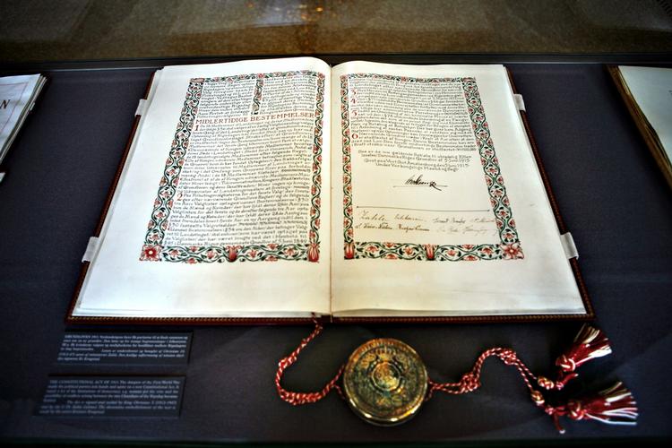 Skal Kongen erstattes af en præsident? Bør EU have sin egen paragraf? Eller skal teksten først og fremmest opdateres til et forståeligt dansk? Deltag i debatten om en revideret grundlov. 