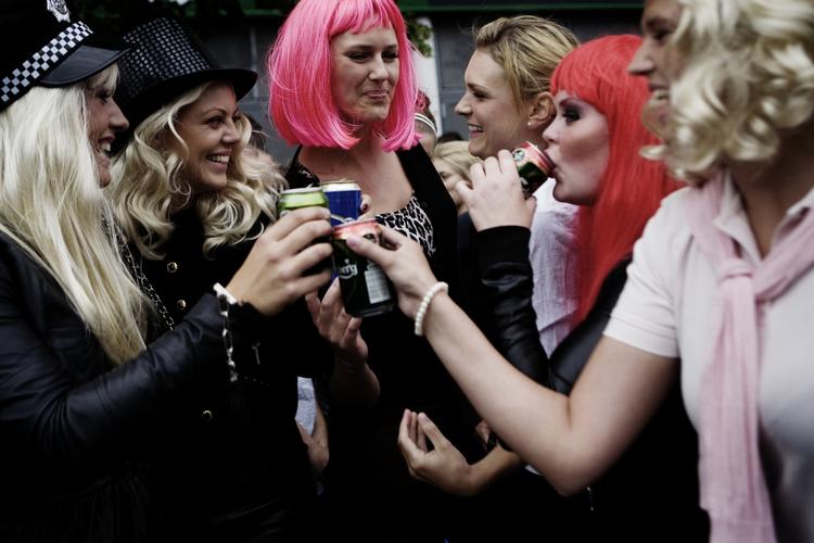 Fans venter udenfor Parken i lørdags før på koncerten med Britney Spears. 