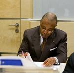 Charles Taylor afviser alle anklager i Haag . 