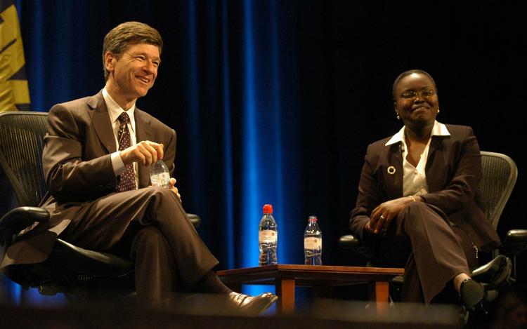 Dr. Jeffrey Sachs er manden, der har stået fadder til den såkaldte 'chokterapi'. Her ses han i selskab med Dr. Miriam Laker Opwonya. 
