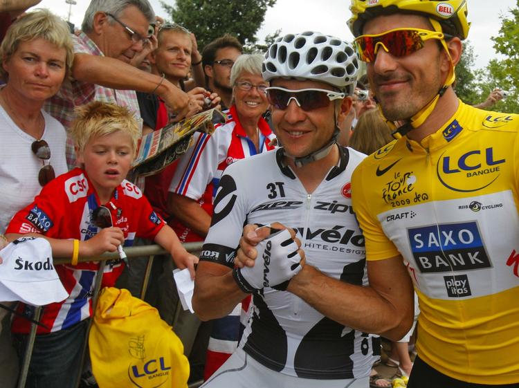 Mens Fabian Cancellara stadig kørte i gult for Team Saxo Bank, fik han hilst på sin tidligere holdkammerat, Carlos Sastre, der vandt Tour de France sidste år. Arkivfoto. 