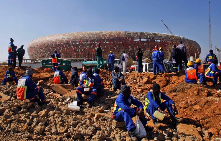 Arbejdet på Sydafrikas store stadioner er gået i stå, her i Soweto i Johannesburg. 