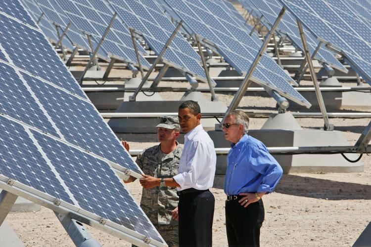 Solenergi-kraftværker findes allerede flere steder i verden. Her inspicerer USA's præsident Barack Obama anlægget ved Nellis Basen i Nevada. Arkivfoto. 