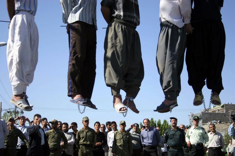 Det er almindeligt, at befolkningen overværer de offentlige henrettelser i Iran. Her bliver fem kriminelle hængt i 2007. Arkivfoto. 