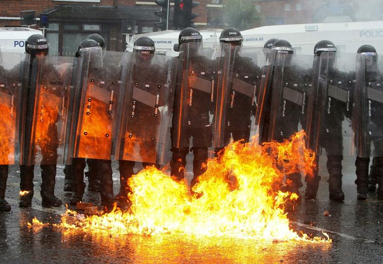 En nordirsk demonstration endte i går voldeligt. Politiet måtte skride ind med stor styrke. 