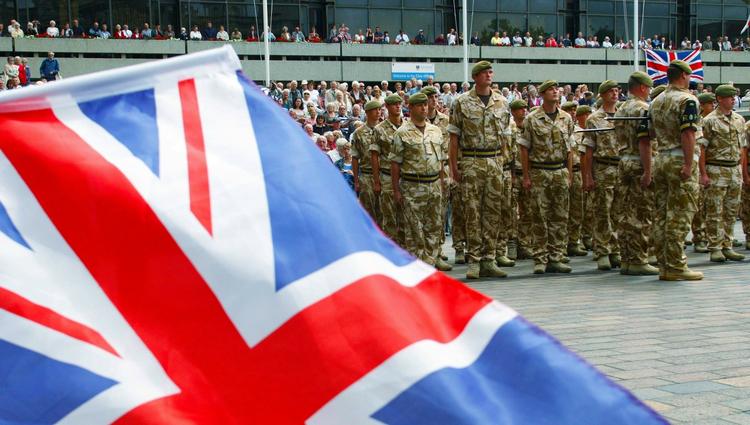 Den britiske premierminister Gordon Brown bliver kritiseret for at overhøre behovet for flere soldater i Afghanistan. 