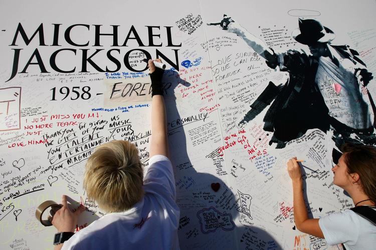 Fansene skrev hilsner til Michael Jackson på en væg. 