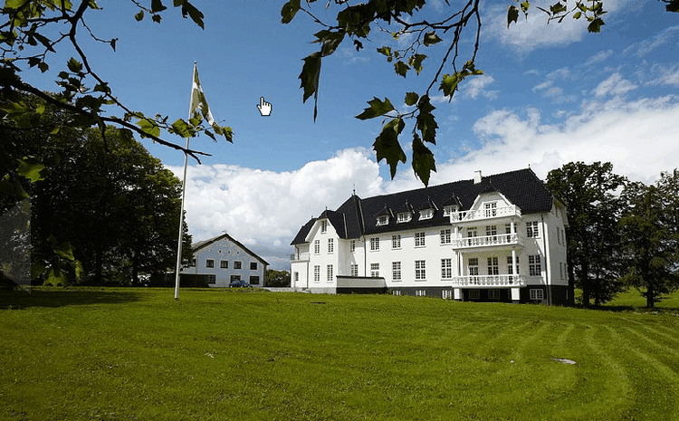 Grøngrøft Slot i Gråsten er med sine 1200 kvm det største hus i Danmark, der er til salg lige nu. Pris: 22,5 mio kroner. Dyrt - men målt på kvadratmeterprisen er det ikke dyrere end en villa i Albertslund. 