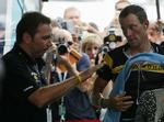 Den der skal ud, synes Johan Bryneel at signalere til Lance Armstrong, der ikke må have radiokontakt med sin sportsdirektør i dag. Arkivfoto. 