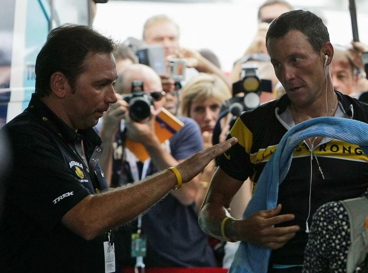 Den der skal ud, synes Johan Bryneel at signalere til Lance Armstrong, der ikke må have radiokontakt med sin sportsdirektør i dag. Arkivfoto. 