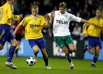 Med skiftet fra Viborg til OB skal Rurik Gislason (i hvidt) atter prøve kræfter med modstanderne i Superligaen. Akivfoto. 