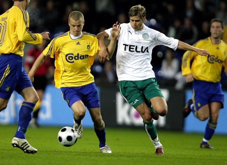 Med skiftet fra Viborg til OB skal Rurik Gislason (i hvidt) atter prøve kræfter med modstanderne i Superligaen. Akivfoto. 