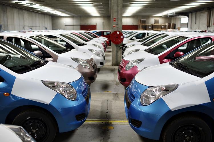 De nye Suzuki Altoer får ikke lov til at samle støv hos importøren i Køge, før de ryger ud til kunderne. Suzuki Alto er for anden måned i træk den mest solgte bil i Danmark. Foto: Miriam Dalsgaard 