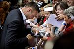 Tivolis gæster sværmede om Mikkel Kessler, som gav sig god tid til at skrive autografer til fans i alle aldre. 