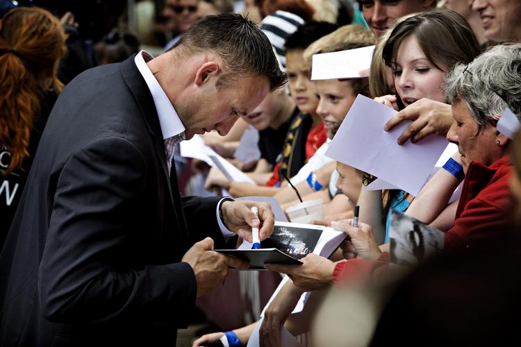 Tivolis gæster sværmede om Mikkel Kessler, som gav sig god tid til at skrive autografer til fans i alle aldre. 