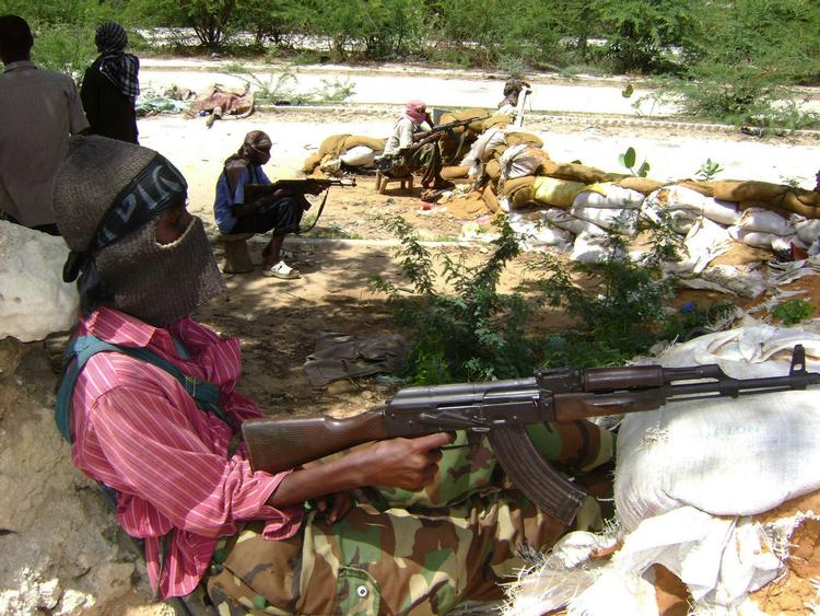 Militante fra Det Islamiske Parti holder vagt ved en kontrolpost i det sydlige Somalia. 