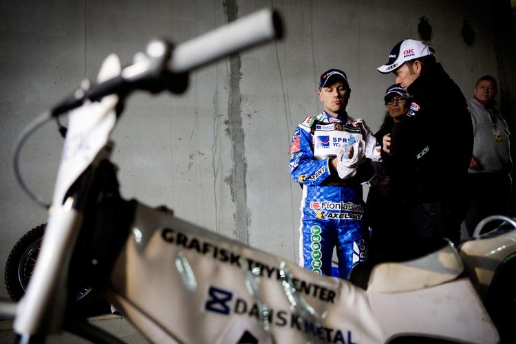 I Parken var det en finger, der drillede Nicki Pedersen. Nu slås han med brandsår på det ene ben. Arkivfoto. 