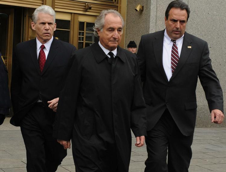 Bernard Madoff ses her på vej ud af retten i New York. 