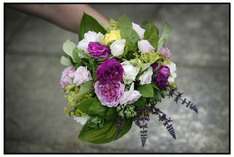 En flyvende blomsterbuket havde nær fået fatal udgang ved en bryllupsfest i Italien. 