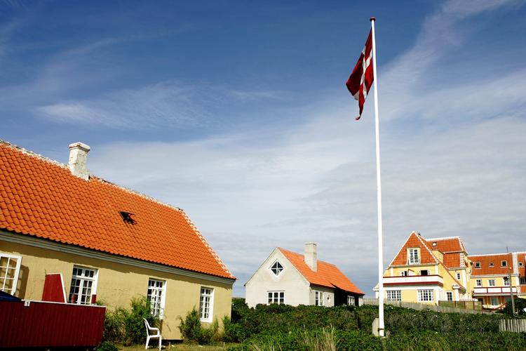 En ældre dame har fået sin glasdør smadret med en lerkrukke, og politiet har konfiskeret alt fra en stjålen trampolin til havemøbler ved besøg i de unge gymnasiasters lejede sommerhuse. 