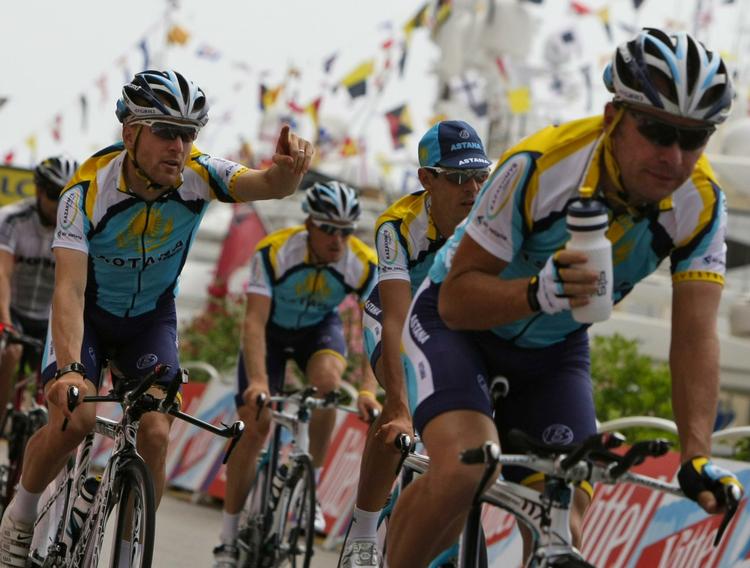 Etapen blev afgjort der fremme, hvor Levi Leipheimer (tv.) ikke var med i går. Det kostede amerikaneren en placering i det samlede klassement. 