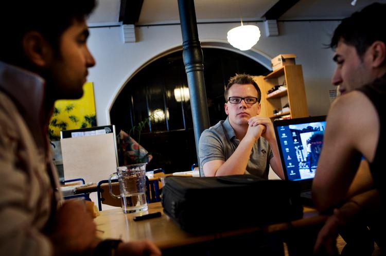 utrygt. DSU-formand Peter Hummelgaard Thomsen møder 28-årige Mariwan Ahmad Ali i Brorsons Kirke. De er enige om, at irakerens hjemegn er farlig at blive sendt retur til. 