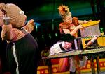 Et af numrene i Cirkus Summarum: Tv-værten Signe Lindkvist bliver skåret midt over, mens bjørnen Bruno ser betuttet til. Arkivfoto: Agnete Schlichtkrull, DR. 