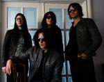 Medlemmerne af The Dead Weather. Fra venstre: Jack Lawrence, Alison Mosshart og Dean Ferrita. Foran sidder Jack White. Arkivfoto. 