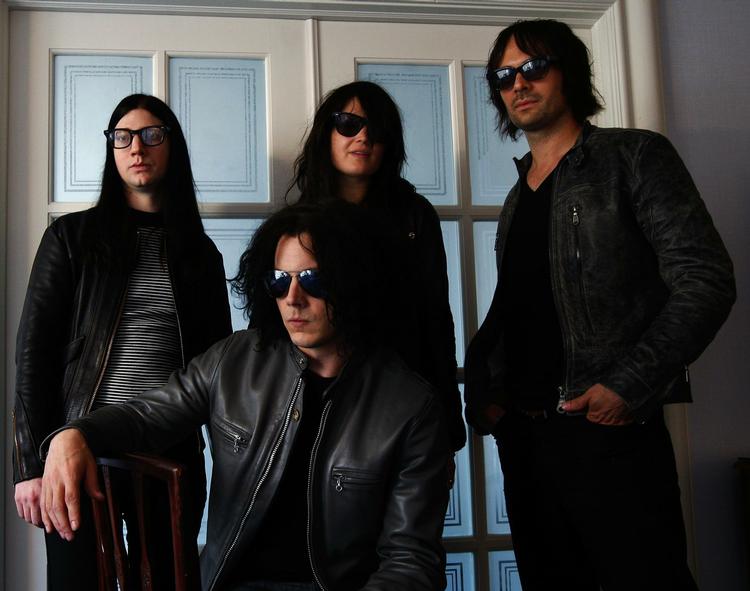 Medlemmerne af The Dead Weather. Fra venstre: Jack Lawrence, Alison Mosshart og Dean Ferrita. Foran sidder Jack White. Arkivfoto. 