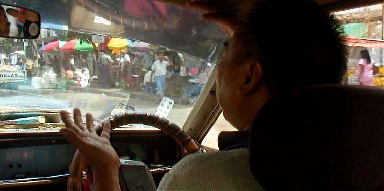 Alene måden at optage ’Burma VJ’ på var kontroversiel, fordi militærstyret i Myanmar har nedlagt totalforbud mod at filme og mod at bedrive journalistik. Så lokale aktivister som nu Joshua, hvis historie instruktør Anders Østergaard benytter sig af i filmen, har det hårdt. Foto fra filmen 