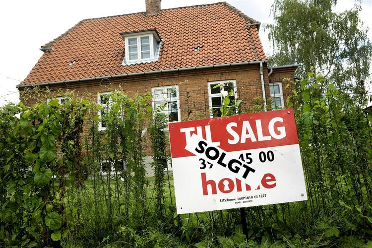 Der bliver stadig længere mellem 'solgt'-klistermærket. 