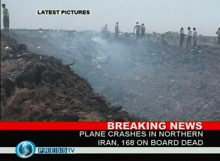Den iranske tv-station Press TV har billeder fra stedet hvor et passagerfly fra Caspian Air er styrtet ned. 