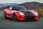 Dodge Viper får lov til at rulle videre. Her i den skrappe ACR-version, der nærmest er en racerbil. Foto: AP 