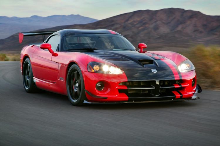 Dodge Viper får lov til at rulle videre. Her i den skrappe ACR-version, der nærmest er en racerbil. Foto: AP 