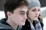 Daniel Radcliffe spiller Harry Potter og Emma Watson spiller veninden Hermione Granger. 