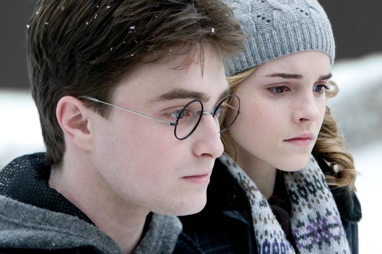 Daniel Radcliffe spiller Harry Potter og Emma Watson spiller veninden Hermione Granger. 