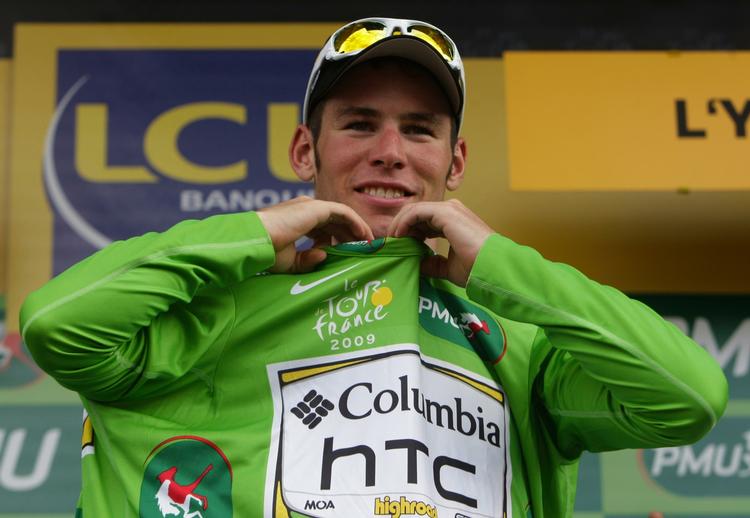 Mark Cavendish får svært ved at følge med sin nærmeste modstand Thor Hushovd, når rytterne når Alperne. 