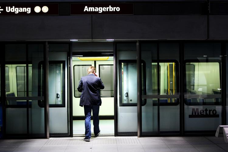 I mellem ind- og udstigninger kan passagererne i Københavns Metro se reklamefilm på fladskærme. Det var en film, der aldrig blev vist, som har vakt manges harme. Arkivfoto. 