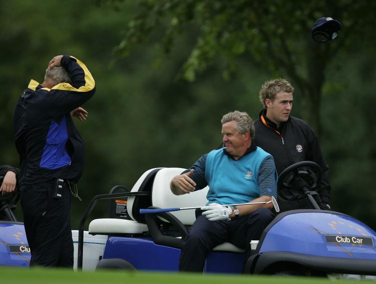 Under Ryder Cup mistede Sandy Lyle kasketten, men nu er det andre stormvinde, der er kommet mellem ham og Colin Montgomerie (th.). Arkivfoto. 