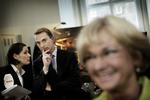 DF-politikeren Morten Messerschmidt (i midten) ville ikke finde sig i, at en 11-årig dreng havde skrevet en truende tekst om ham. I forgrunden ses hans partileder, Pia Kjærsgaard, der også har måttet lægge øre til lidt af hvert i raptekster. Arkivfoto. 