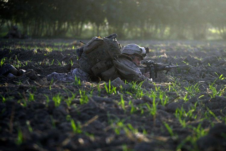 Amerikansk soldat søger dækning på en mark i Helmand-provinsen. 