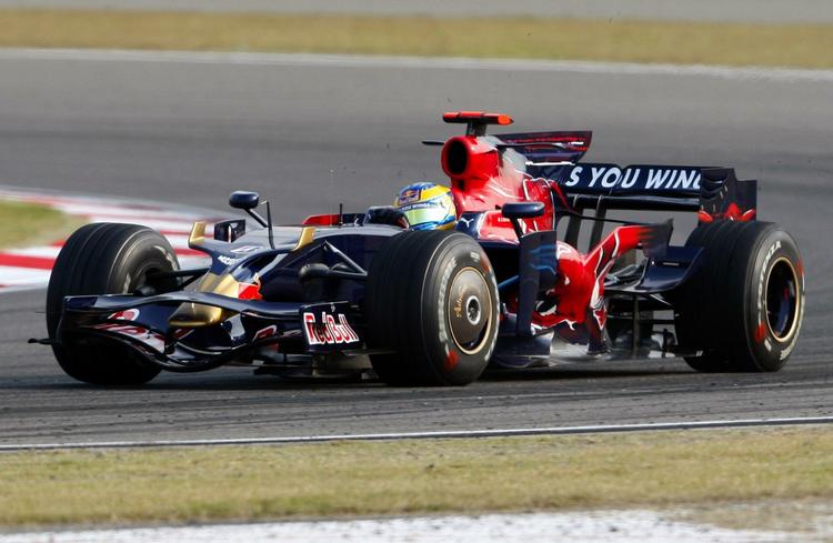 Sebastien Bourdais har ikke fået nok fart i sin Toro Rosso-racer, og derfor har han nu fået en fyreseddel.  Arkivfoto. 
