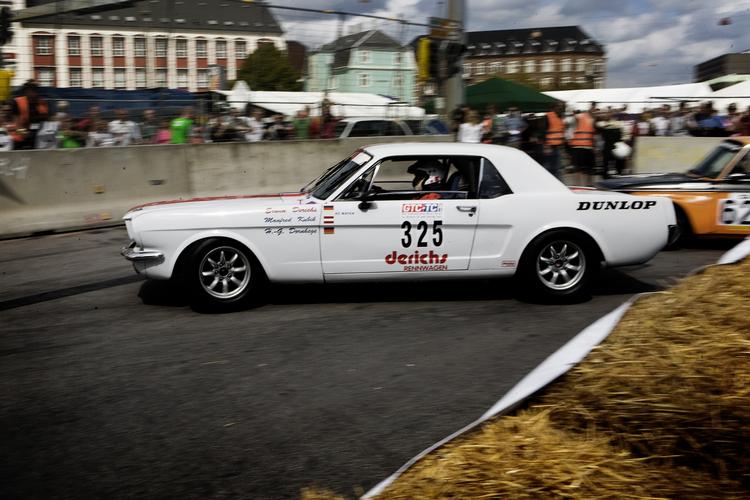 En Ford Mustang gi'r den gas ud på Nørre Alle - i lidt højere tempo end hvad der er tilladt til hverdag. Billedet er fra sidste års løb. Foto: Jonas Pryner Andersen 