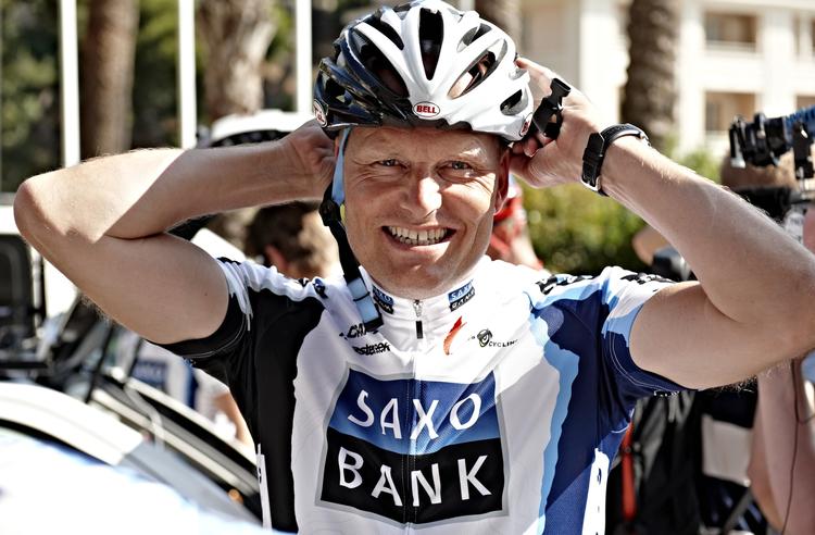 Bjarne Riis havde det store smil fremme, da Nicki Sørensen kørte alene over målstregen. Arkivfoto. 