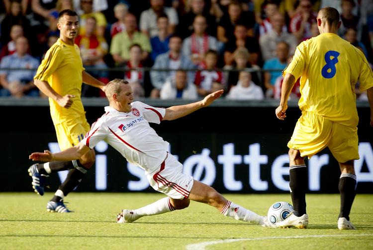 Thomas Enevoldsen sætter en glidende tackling ind på en modstander i det målløse opgør i Aalborg. 