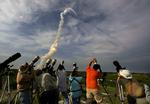 NAsa vil undersøge, hvad der gik galt med opsendelsen af 'Endeavour', inden der foretages flere rum-missioner. 