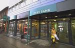 »Bankerne skal være udstyret med ualmindeligt debile direktører, hvis de ikke kan finde ud af tjene penge i øjeblikket«. 